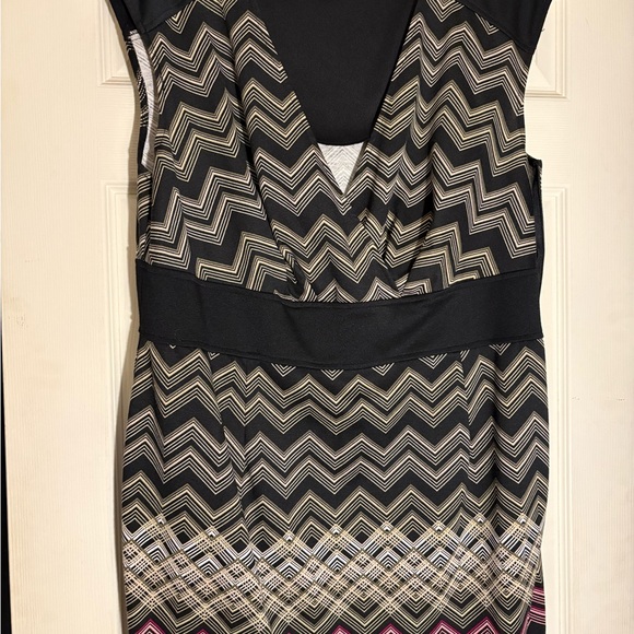 London Times Black and Pink Chevron Mini Dress - Picture 2 of 3